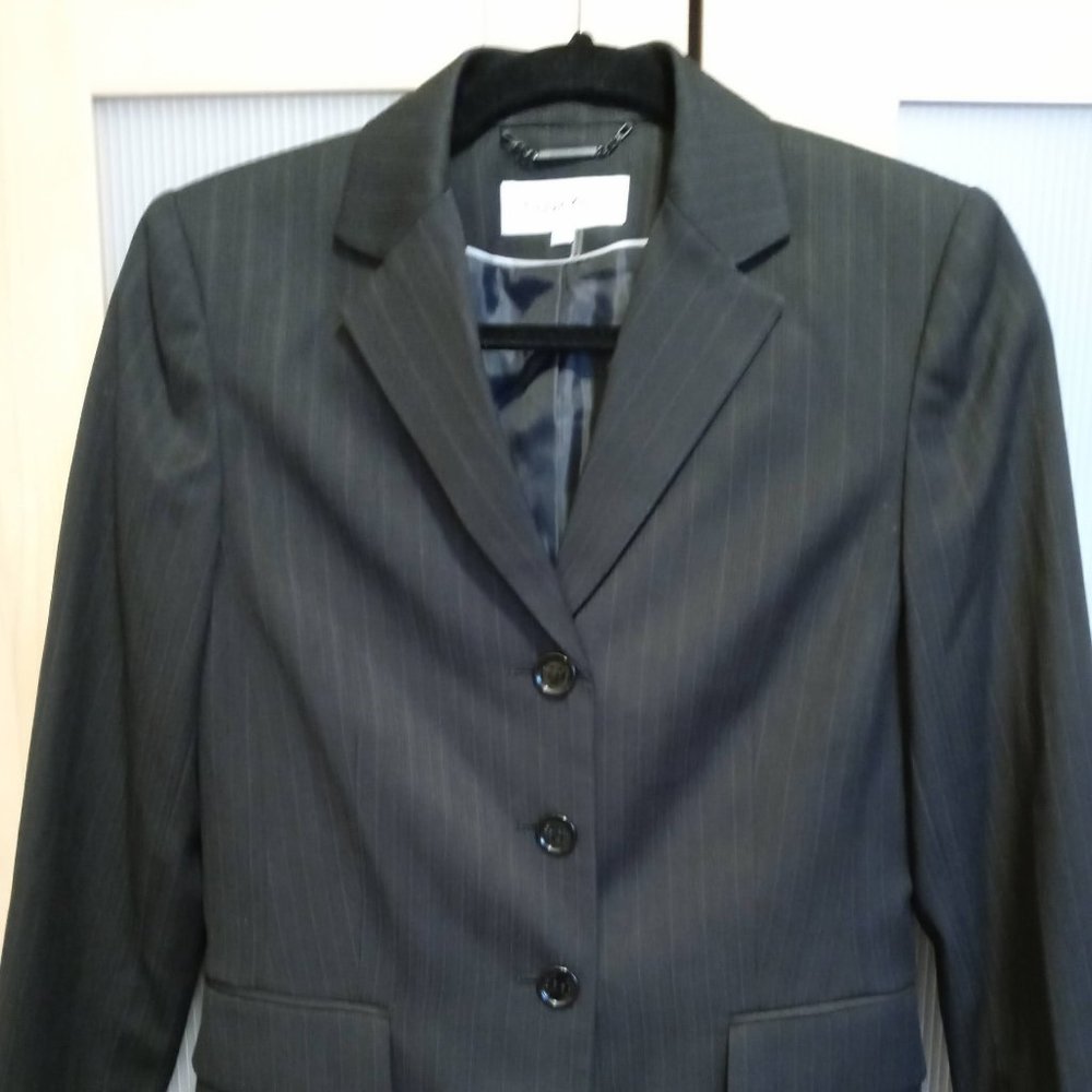 Like new! Beautiful Size 4 Calvin Klein Pantsuit